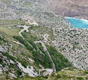 Blick auf die Serpentinen und die Steilküste