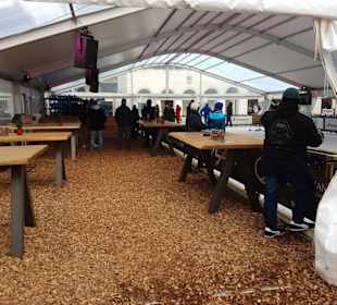 Die überdachte Eisbahn auf dem Marktplatz