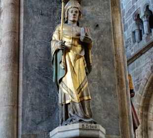 Figuren an den Pfeilern des Langschiffes