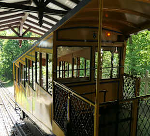 Fahrt mit der Standseilbahn Nerobergbahn