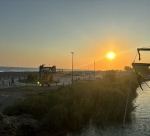 Sonnenuntergang zwischen Meer und Fluss 