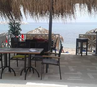 Sitzplatz gegenüber vom Hotel.Frühstück und Abende