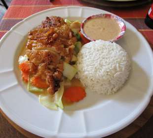 Hähnchhen mit Ersnusssoße und knackigen  Gemüse