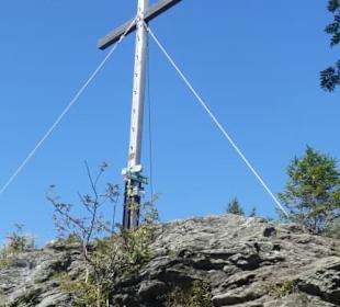 Das Gipfelkreuz auf dem Kleinen Arber