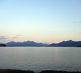 Der Chiemsee mit den Chiemgauer Alpen