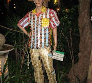 Netter Mann mit allerhand Dekoration