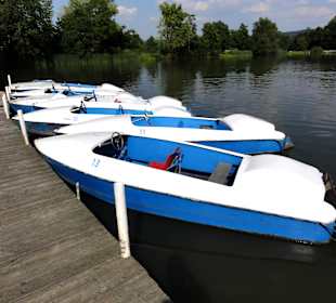 Tretboote des Bootsverleih am Steg