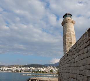 Hinter der Hafenmauer