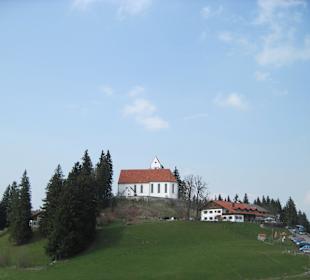 Gasthaus und Kirche auf dem Auerberg