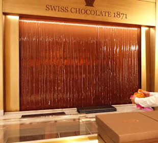 Er fertigt Schokolade an