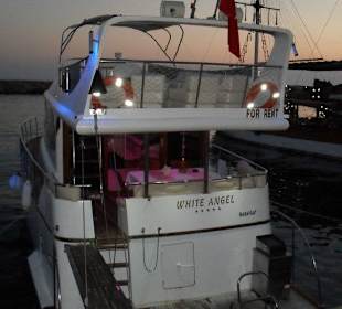 Ein Charterboot wartet auf Touristen