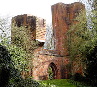 Spaziergang durch die Mauerreste des Klosters