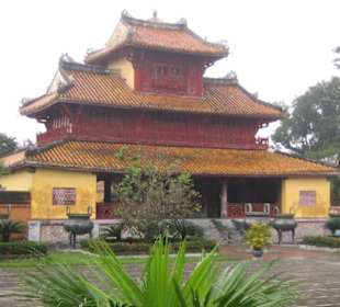 Ein Innenhof mit seinen Gebäuden.