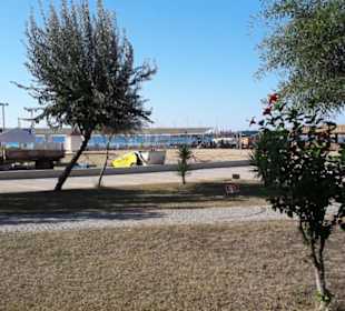 Vorne ist der Strand zu sehen