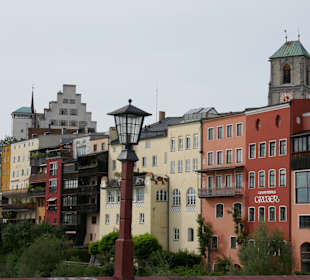 Häuserzeile am Inn, dahinter da Schlosss