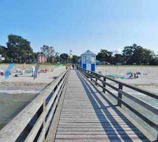 Seebrücke und Strand