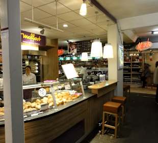 Marktstände in der Halle