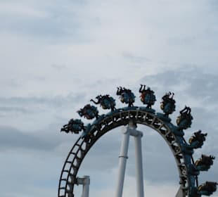 Achterbahnfahrt mit frei hängenden Füßen