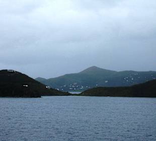 Blick vom Meer auf Nachbarinsel