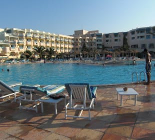 Pool und Hotel