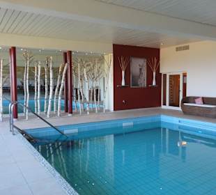 Panoramahallenbad mit schwebendem Relaxbalkon