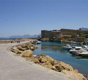 Promenade um den Hafen mit Blick auf Kastell