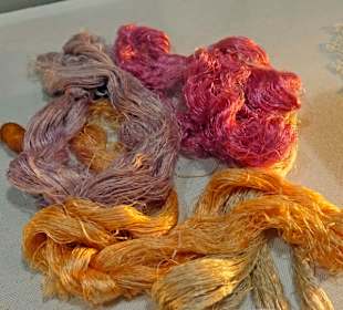 Knäuel von mehrfarbiger Seide