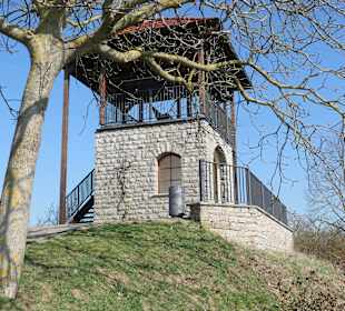 Sommerach: der Aussichtsturm in den Weinbergen