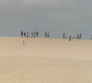 Besucher auf den Dünen am Strand
