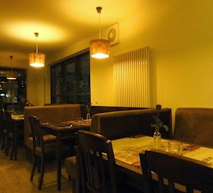 Blick in die Gasträume der Ouzeria Symposio