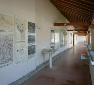 Tempelbezirk - Umgangshalle mit Fundstücken