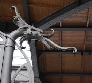 Wejścia na perony zdobią głowy soków.