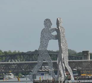 Skulpturengruppe Molecule Men in der Spree