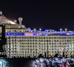 Quantum of the Seas im Trockendock in Hamburg
