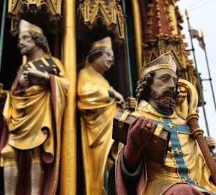 Figuren im Schönen Brunnen