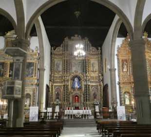 Blick zum Hauptaltar und zu 2 Nebenaltären