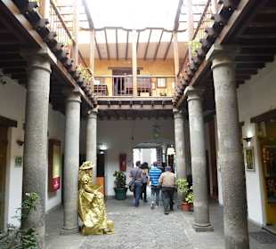 Passage mündet in den Innenhof