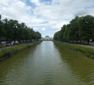 Über die Auffahrtsallee zum Schloss Nymphenburg