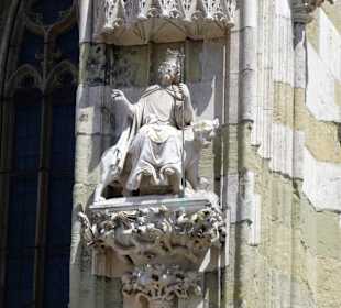 Figuren am Portal des Domes St. Peter