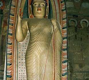 Dambulla stehende Buddhafigur