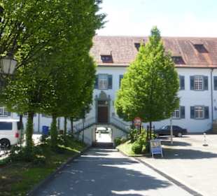 Blick zur Gemeindeverwaltung (ehem. Hofmeisterei)