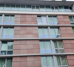 Am Gebäude angekommen