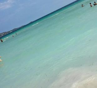 Weißer Sand und kristalklares türkisblaues Meer