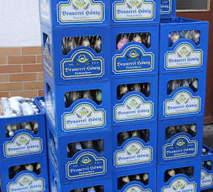 Bierkisten vor der Brauerei