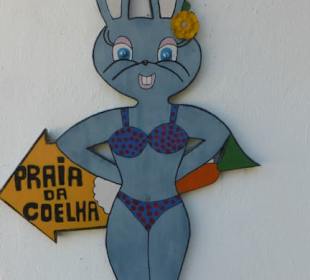 Wegweiser zur Praia da Coelha (Hasenstrand)