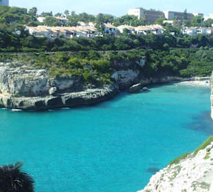Blick auf Strand und Ort