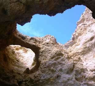 Blick aus einer Höhle in den Himmel