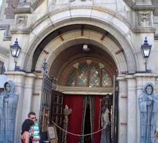 The Dungeon - Entree by day