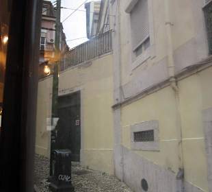 Eng an der Straßenwand