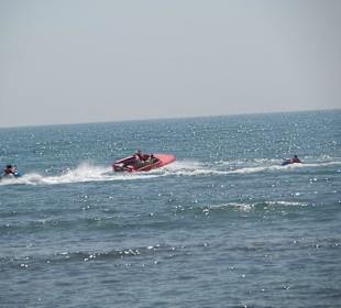 Mit Reifen und Speedboot unterwegs 